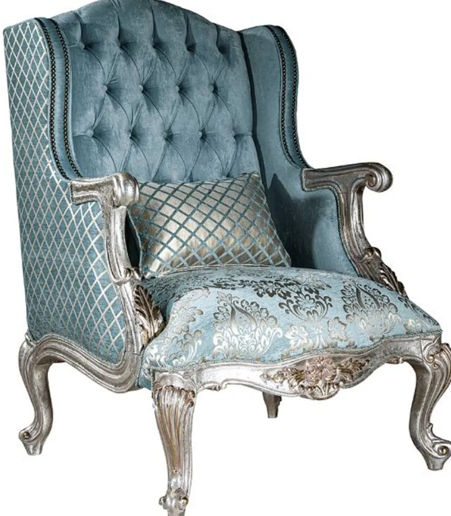 Casa Padrino Luxus Barock Ohrensessel Hellblau / Silber / Gold 77 x 80 x H. 113 cm - Wohnzimmer Sessel mit elegantem Muster und dekorativem Kissen - Barock Wohnzimmer Möbel
