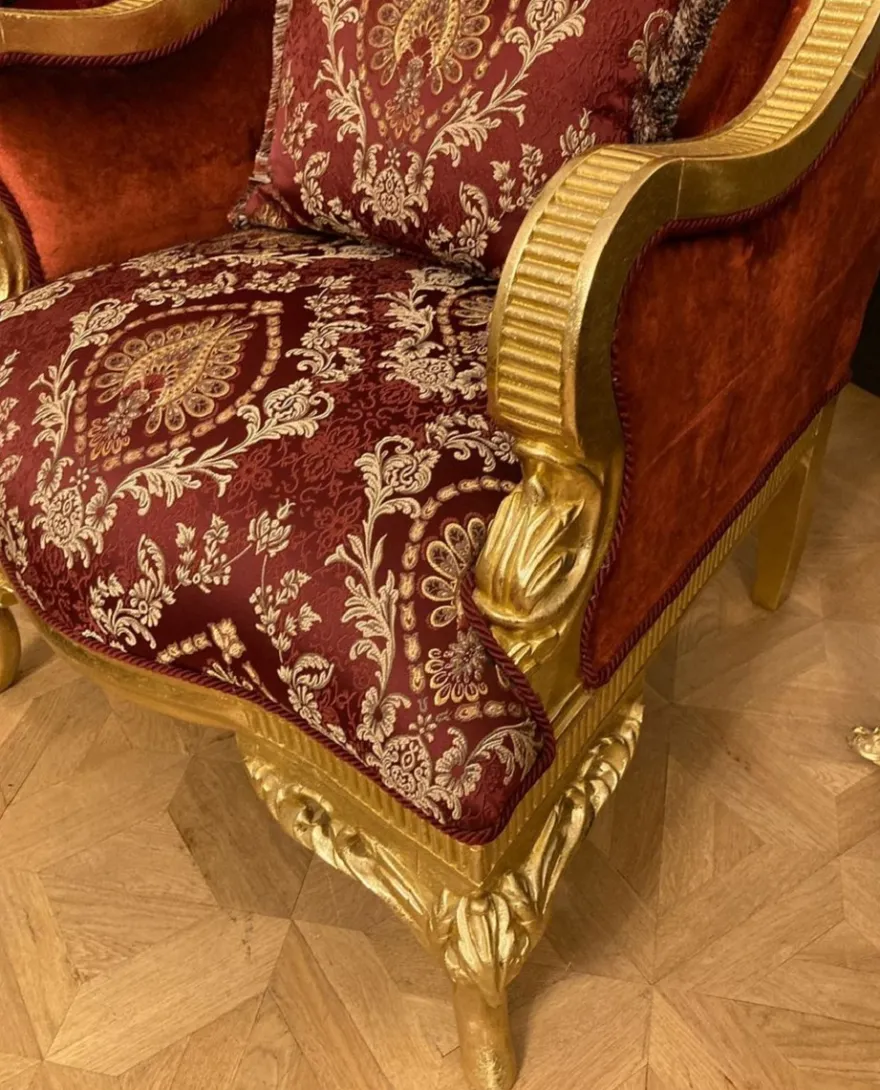 Casa Padrino Luxus Barock Ohrensessel mit dekorativem Kissen Rot / Bordeauxrot Muster / Gold - Luxus Wohnzimmer Sessel im Barockstil - Barock Möbel - Barock Einrichtung - Edel & Prunkvoll