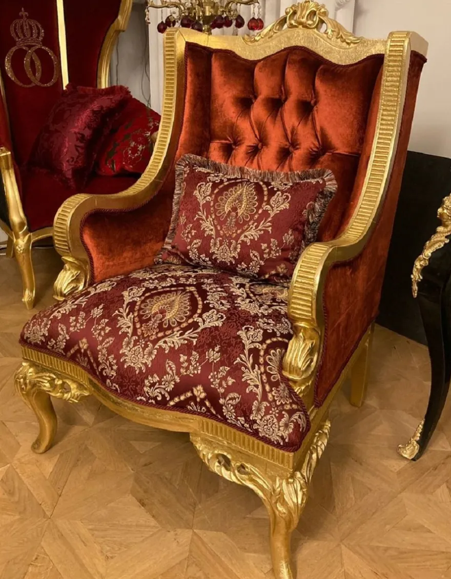 Casa Padrino Luxus Barock Ohrensessel mit dekorativem Kissen Rot / Bordeauxrot Muster / Gold - Luxus Wohnzimmer Sessel im Barockstil - Barock Möbel - Barock Einrichtung - Edel & Prunkvoll