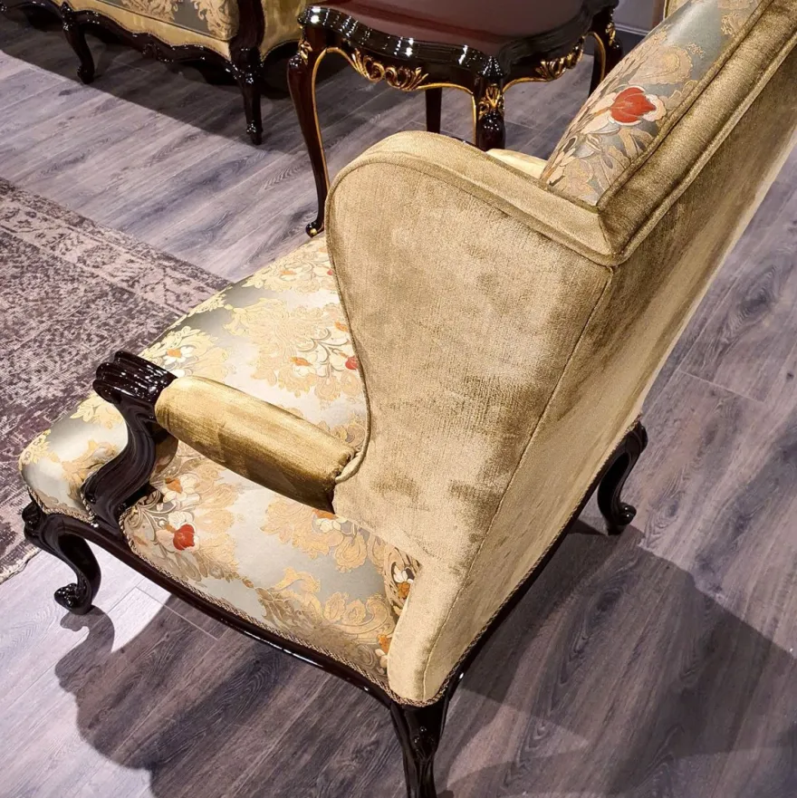 Casa Padrino Luxus Barock Ohrensessel Gold / Mehrfarbig / Schwarz - Prunkvoller Wohnzimmer Sessel mit elegantem Muster - Barock Möbel