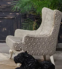 Casa Padrino Luxus Barock Ohrensessel Hellgrau / Weiß / Gold - Eleganter Wohnzimmer Sessel mit Muster - Wohnzimmer Möbel im Barockstil