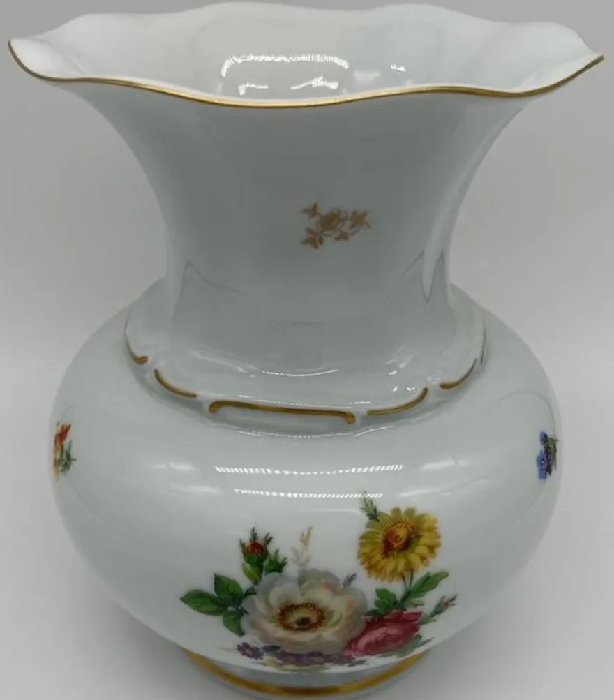 Casa Padrino Luxus Barock Porzellan Vase Weiß / Mehrfarbig / Gold H. 23 cm - Runde Blumenvase im Barockstil - Luxus Barock Accessoires - Reichenbach Porzellan - Luxus Qualität - Made in Germany