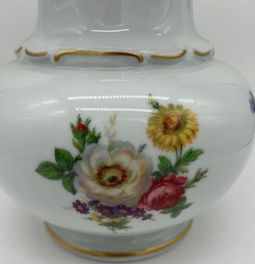Casa Padrino Luxus Barock Porzellan Vase Weiß / Mehrfarbig / Gold H. 23 cm - Runde Blumenvase im Barockstil - Luxus Barock Accessoires - Reichenbach Porzellan - Luxus Qualität - Made in Germany