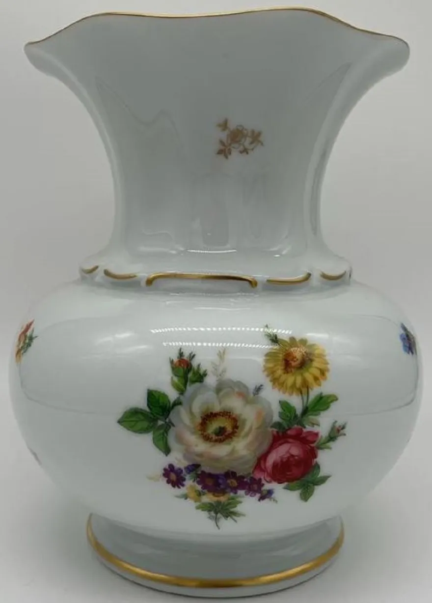 Casa Padrino Luxus Barock Porzellan Vase Weiß / Mehrfarbig / Gold H. 23 cm - Runde Blumenvase im Barockstil - Luxus Barock Accessoires - Reichenbach Porzellan - Luxus Qualität - Made in Germany