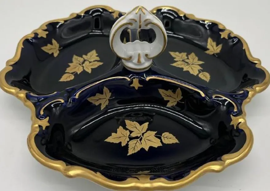 Casa Padrino Luxus Barock Porzellan Servierschale mit Tragegriff Dunkelblau / Weiß / Gold Ø 25 cm - Gebäck & Nuss Schale - Luxus Barock Accessoires - Reichenbach Porzellan - Made in Germany