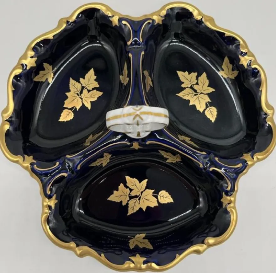 Casa Padrino Luxus Barock Porzellan Servierschale mit Tragegriff Dunkelblau / Weiß / Gold Ø 25 cm - Gebäck & Nuss Schale - Luxus Barock Accessoires - Reichenbach Porzellan - Made in Germany