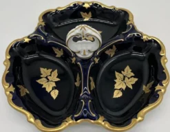 Casa Padrino Luxus Barock Porzellan Servierschale mit Tragegriff Dunkelblau / Weiß / Gold Ø 25 cm - Gebäck & Nuss Schale - Luxus Barock Accessoires - Reichenbach Porzellan - Made in Germany