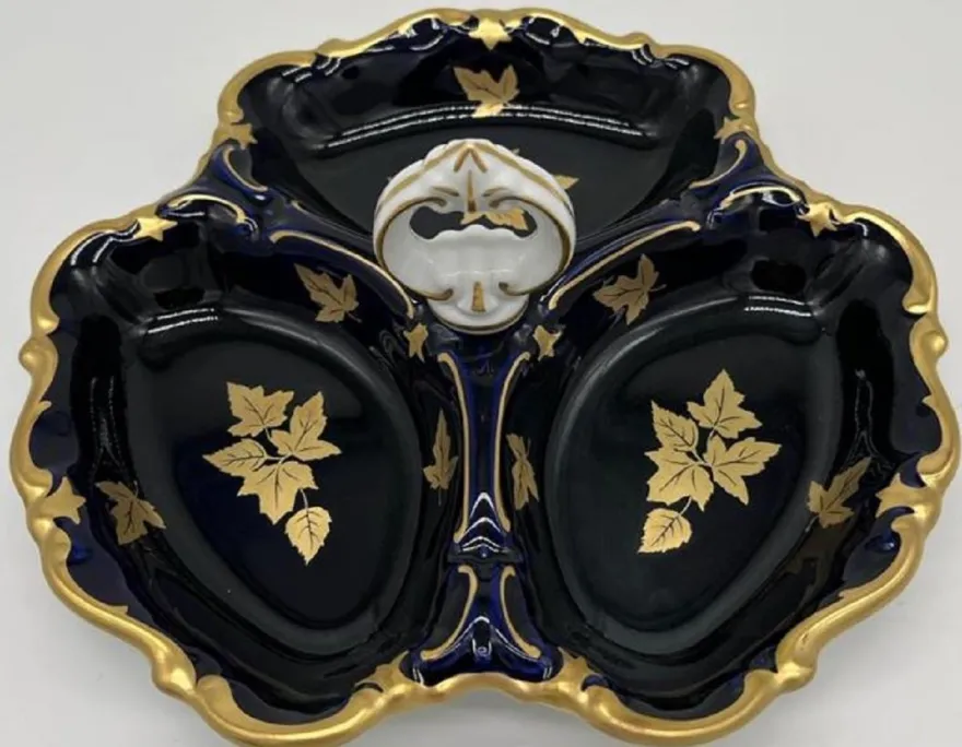 Casa Padrino Luxus Barock Porzellan Servierschale mit Tragegriff Dunkelblau / Weiß / Gold Ø 25 cm - Gebäck & Nuss Schale - Luxus Barock Accessoires - Reichenbach Porzellan - Made in Germany