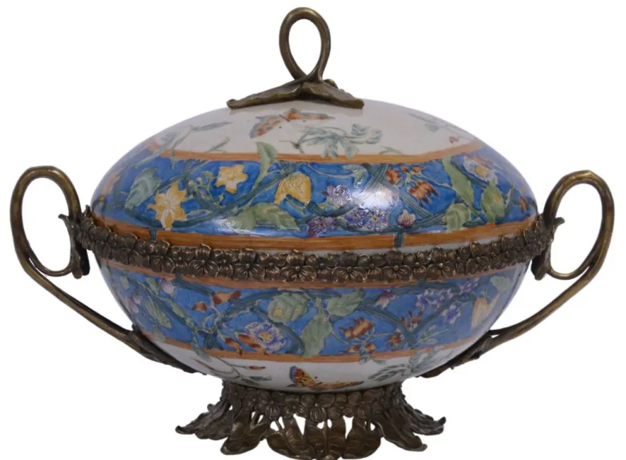 Casa Padrino Luxus Barock Porzellan Schüssel mit Deckel weiß / blau / bronze 31,5 x 24 x H. 22,2 cm