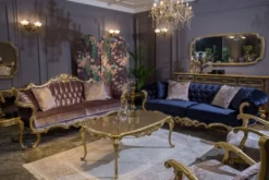 Casa Padrino Luxus Barock Samt Sofa Fliederfarben / Gold 226 x 84 x H. 109 cm - Prunkvolles Wohnzimmer Sofa mit dekorativen Kissen - Wohnzimmer Möbel im Barockstil
