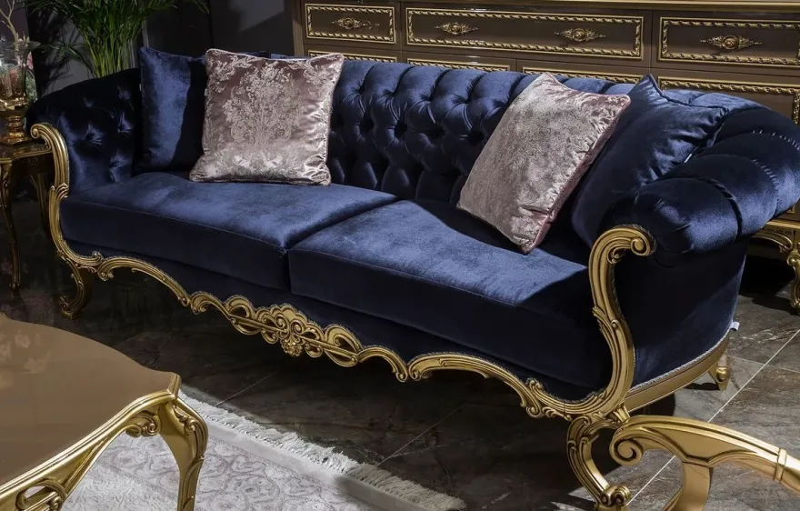Casa Padrino Luxus Barock Samt Sofa Royalblau / Gold 240 x 82 x H. 83 cm - Prunkvolles Wohnzimmer Sofa mit dekorativen Kissen - Wohnzimmer Möbel im Barockstil