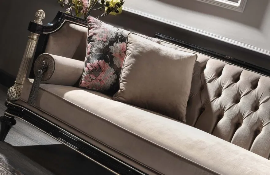 Casa Padrino Luxus Barock Samt Sofa Beige / Schwarz / Silber / Antik Gold 250 x 95 x H. 80 cm - Prunkvolles Wohnzimmer Sofa im Barockstil