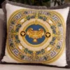 Casa Padrino Luxus Barock Samt Kissen Vase mit Löwen Weiß / Gold / Grau 45 x 45 cm - Bedrucktes Deko Kissen mit Fransen - Barock Deko Accessoires