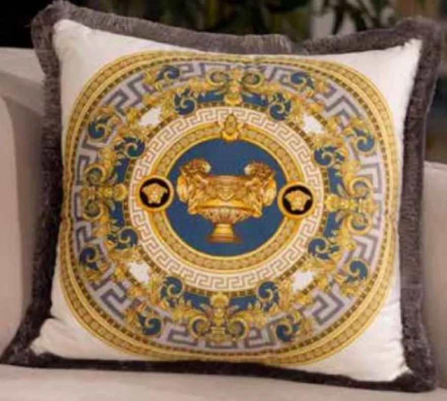 Casa Padrino Luxus Barock Samt Kissen Vase mit Löwen Weiß / Gold / Grau 45 x 45 cm - Bedrucktes Deko Kissen mit Fransen - Barock Deko Accessoires