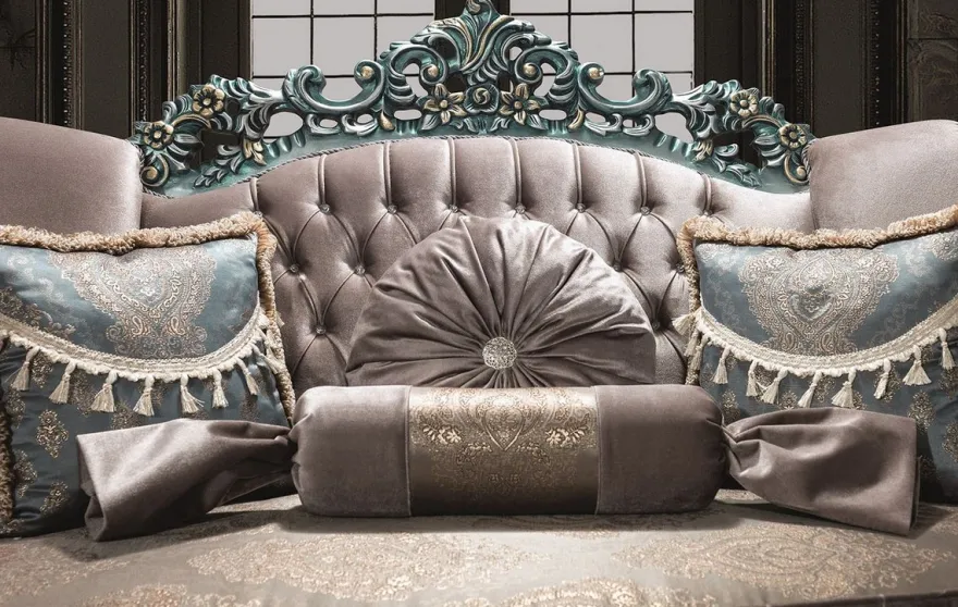 Casa Padrino Luxus Barock Samt Sofa Grau / Grün / Gold 225 x 95 x H. 115 cm - Prunkvolles Wohnzimmer Sofa mit Glitzersteinen und dekorativen Kissen