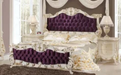 Casa Padrino Luxus Barock Schlafzimmer Set Lila / Weiß / Gold - 1 Doppelbett mit Kopfteil & 2 Nachtkommoden - Barock Schlafzimmer Möbel - Luxus Möbel im Barockstil - Edel & Prunkvoll