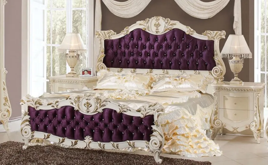 Casa Padrino Luxus Barock Schlafzimmer Set Lila / Weiß / Gold - 1 Doppelbett mit Kopfteil & 2 Nachtkommoden - Barock Schlafzimmer Möbel - Luxus Möbel im Barockstil - Edel & Prunkvoll