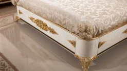 Casa Padrino Luxus Barock Schlafzimmer Set Gold / Weiß / Braun / Gold - 1 Doppelbett mit Kopfteil & 2 Nachtkommoden - Schlafzimmer Möbel im Barockstil - Edel & Prunkvoll