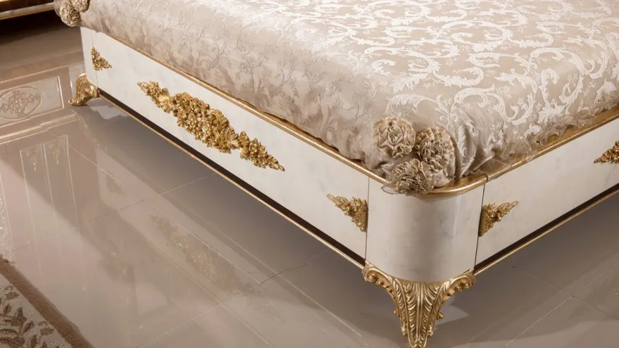 Casa Padrino Luxus Barock Schlafzimmer Set Gold / Weiß / Braun / Gold - 1 Doppelbett mit Kopfteil & 2 Nachtkommoden - Schlafzimmer Möbel im Barockstil - Edel & Prunkvoll