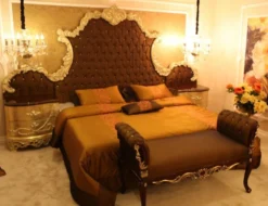 Casa Padrino Luxus Barock Schlafzimmer Set Braun / Creme / Gold - 1 Doppelbett mit Kopfteil & 2 Nachttische & 1 Sitzbank - Barock Schlafzimmer Möbel - Edel & Prunkvoll