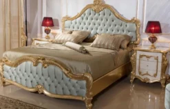 Casa Padrino Luxus Barock Schlafzimmer Set Hellblau / Weiß / Beige / Gold - 1 Doppelbett mit Kopfteil & 2 Nachtkommoden - Schlafzimmer Möbel im Barockstil - Edel & Prunkvoll