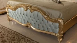 Casa Padrino Luxus Barock Schlafzimmer Set Hellblau / Weiß / Beige / Gold - 1 Doppelbett mit Kopfteil & 2 Nachtkommoden - Schlafzimmer Möbel im Barockstil - Edel & Prunkvoll