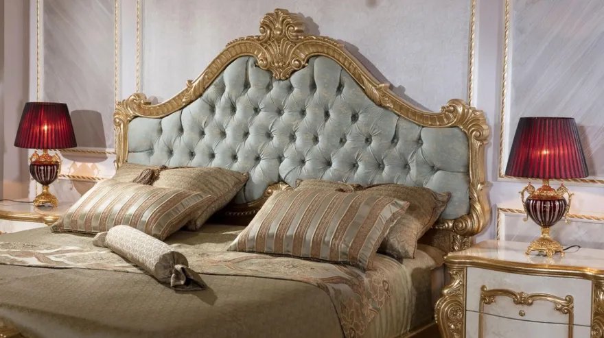 Casa Padrino Luxus Barock Schlafzimmer Set Hellblau / Weiß / Beige / Gold - 1 Doppelbett mit Kopfteil & 2 Nachtkommoden - Schlafzimmer Möbel im Barockstil - Edel & Prunkvoll