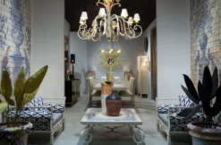 Casa Padrino Luxus Barock Schmiedeeisen Möbel Set Weiß / Blau / Gold - 2 Luxus Sessel & 1 Luxus Couchtisch - Wohnzimmer Möbel - Garten Möbel - Hotel Möbel - Luxus Barock Möbel
