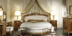 Casa Padrino Luxus Barock Schlafzimmer Set Weiß / Braun / Gold - Doppelbett mit Baldachin, 2 Nachttische & Sitzbank - Made in Italy