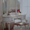 Casa Padrino Luxus Barock Schlafzimmer Set Weiß / Gold - 1 Barock Schminkkommode & 1 Barock Spiegel & 1 Barock Hocker - Barock Schlafzimmer & Hotel Möbel - Luxus Qualität - Made in Italy