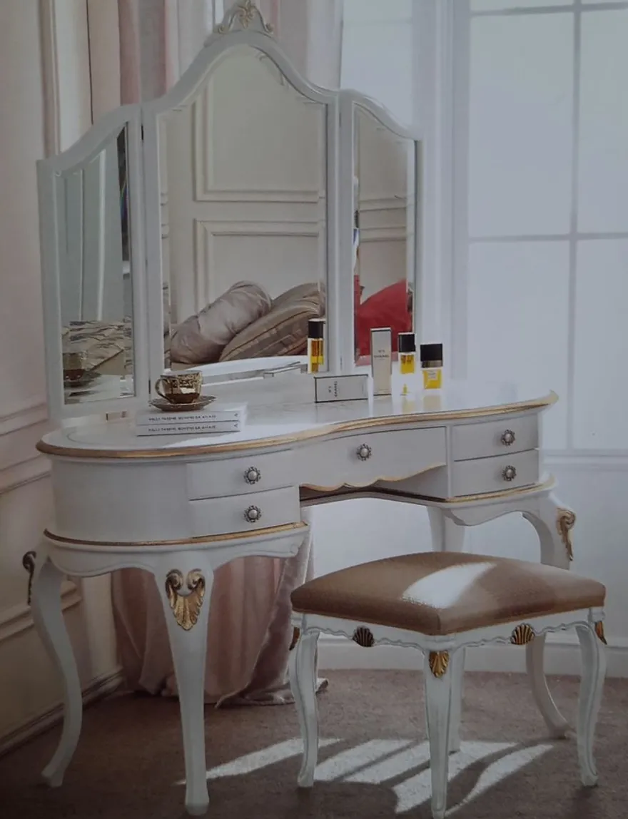Casa Padrino Luxus Barock Schlafzimmer Set Weiß / Gold - 1 Barock Schminkkommode & 1 Barock Spiegel & 1 Barock Hocker - Barock Schlafzimmer & Hotel Möbel - Luxus Qualität - Made in Italy