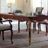 Casa Padrino Luxus Barock Schreibtisch mit 3 Schubladen Braun / Gold - Handgefertigter Bürotisch im Barockstil - Barock Büro Möbel - Luxus Möbel im Barockstil - Luxus Qualität - Made in Italy