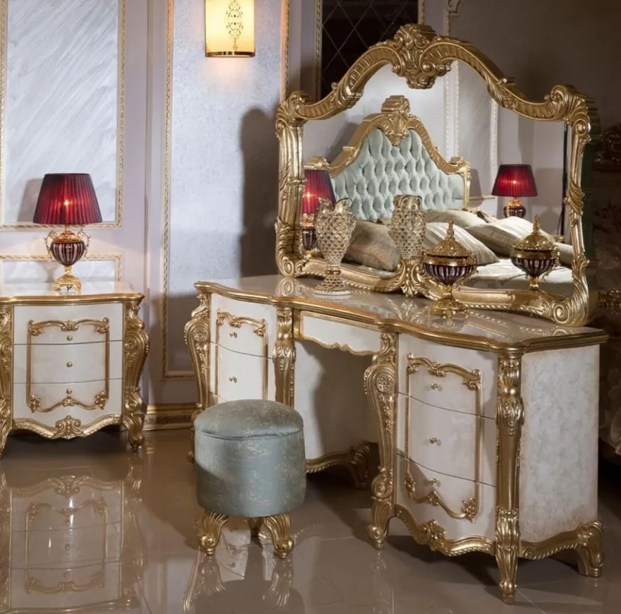 Casa Padrino Luxus Barock Schlafzimmer Set Weiß / Beige / Gold / Hellblau - 1 Barock Schminkkommode & 1 Barock Spiegel & 1 Barock Hocker - Barock Schlafzimmer Möbel - Edel & Prunkvoll