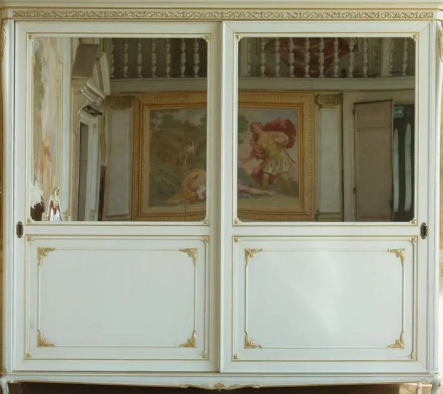 Casa Padrino Luxus Barock Schlafzimmerschrank Weiß / Gold 290 x 68 x H. 254 cm - Kleiderschrank mit 2 verspiegelten Schiebetüren - Edel & Prunkvoll