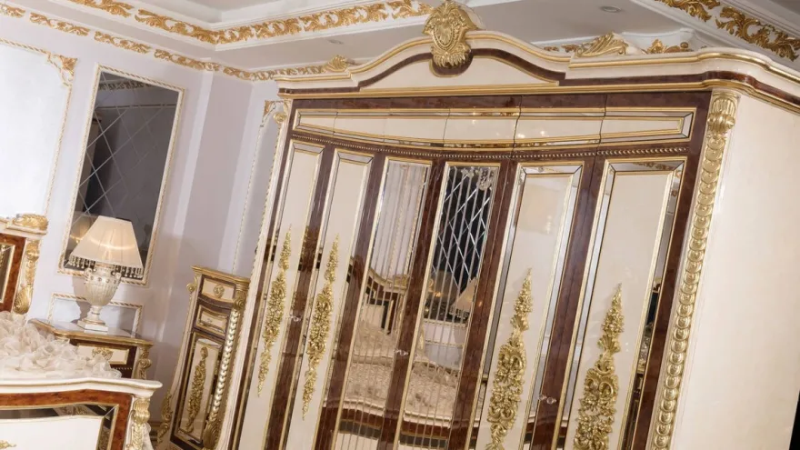 Casa Padrino Luxus Barock Schlafzimmerschrank Weiß / Beige / Braun / Gold - Prunkvoller Massivholz Kleiderschrank im Barockstil - Barock Schlafzimmer & Hotel Möbel - Edel & Prunkvoll