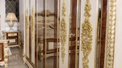 Casa Padrino Luxus Barock Schlafzimmerschrank Weiß / Beige / Braun / Gold - Prunkvoller Massivholz Kleiderschrank im Barockstil - Barock Schlafzimmer & Hotel Möbel - Edel & Prunkvoll