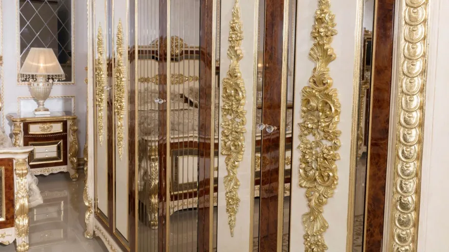 Casa Padrino Luxus Barock Schlafzimmerschrank Weiß / Beige / Braun / Gold - Prunkvoller Massivholz Kleiderschrank im Barockstil - Barock Schlafzimmer & Hotel Möbel - Edel & Prunkvoll