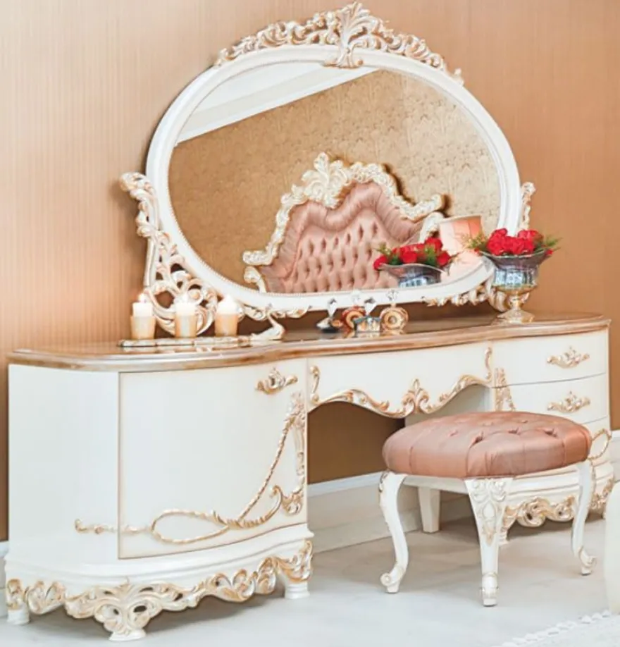 Casa Padrino Luxus Barock Schlafzimmer Set Rosa / Weiß / Creme / Kupferfarben - 1 Schminkkommode & 1 Spiegel & 1 Hocker - Prunkvolle Schlafzimmer Möbel im Barockstil - Luxus Qualität