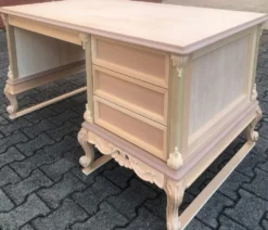 Casa Padrino Luxus Barock Schreibtisch mit 4 Schubladen Weiß / Gold - Prunkvoller handgefertigter Massivholz Bürotisch - Barock Büromöbel - Luxus Qualität - Made in Italy