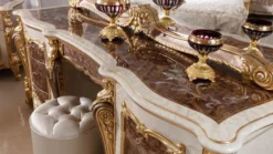 Casa Padrino Luxus Barock Schlafzimmer Set Weiß / Braun / Gold / Silber - 1 Barock Schminkkommode & 1 Barock Spiegel & 1 Barock Hocker - Barock Schlafzimmer Möbel - Edel & Prunkvoll