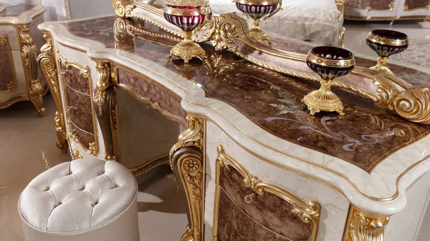 Casa Padrino Luxus Barock Schlafzimmer Set Weiß / Braun / Gold / Silber - 1 Barock Schminkkommode & 1 Barock Spiegel & 1 Barock Hocker - Barock Schlafzimmer Möbel - Edel & Prunkvoll