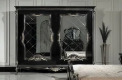Casa Padrino Luxus Barock Schlafzimmerschrank Schwarz / Silber - Prunkvoller Massivholz Schrank mit 2 verspiegelten Schiebetüren - Barock Kleiderschrank - Barock Schlafzimmer Möbel