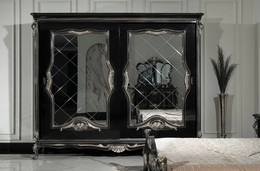 Casa Padrino Luxus Barock Schlafzimmerschrank Schwarz / Silber - Prunkvoller Massivholz Schrank mit 2 verspiegelten Schiebetüren - Barock Kleiderschrank - Barock Schlafzimmer Möbel