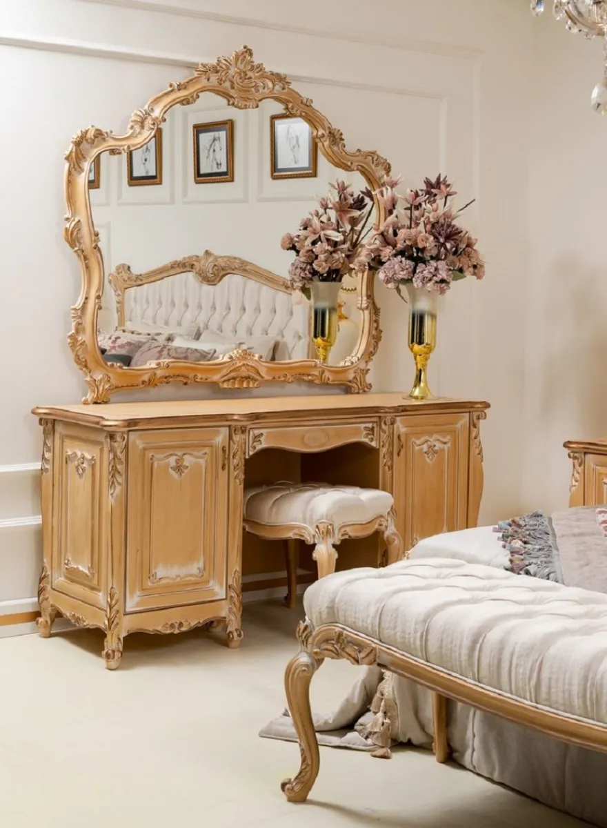 Casa Padrino Luxus Barock Schlafzimmer Schminktisch Set Gold - 1 Barock Schminktisch & 1 Barock Wandspiegel & 1 Barock Hocker - Prunkvolle Barock Schlafzimmer Möbel