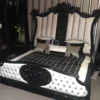 Casa Padrino Luxus Barock Schlafzimmer Set Weiß / Schwarz / Grau - 1 Doppelbett mit Kopfteil & 2 Nachtkommoden - Hochwertige Schlafzimmer Möbel im Barockstil - Edel & Prunkvoll