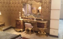 Casa Padrino Luxus Barock Schlafzimmer Set Braun / Rosa / Antik Gold - 1 Schminktisch & 1 Spiegel & 1 Hocker - Prunkvolle Schlafzimmer Möbel im Barockstil - Luxus Qualität