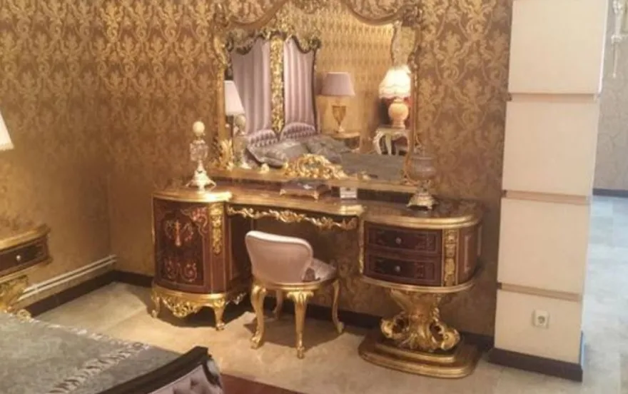 Casa Padrino Luxus Barock Schlafzimmer Set Braun / Rosa / Antik Gold - 1 Schminktisch & 1 Spiegel & 1 Hocker - Prunkvolle Schlafzimmer Möbel im Barockstil - Luxus Qualität