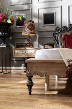 Casa Padrino Luxus Barock Schlafzimmer Set Dunkelbraun / Naturfarben / Schwarz / Gold - 1 Doppelbett mit Kopfteil & 2 Nachtkommoden - Schlafzimmer Möbel im Barockstil - Edel & Prunkvoll