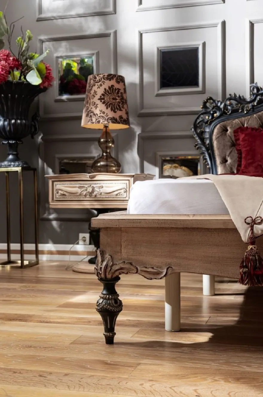 Casa Padrino Luxus Barock Schlafzimmer Set Dunkelbraun / Naturfarben / Schwarz / Gold - 1 Doppelbett mit Kopfteil & 2 Nachtkommoden - Schlafzimmer Möbel im Barockstil - Edel & Prunkvoll