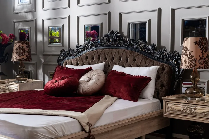 Casa Padrino Luxus Barock Schlafzimmer Set Dunkelbraun / Naturfarben / Schwarz / Gold - 1 Doppelbett mit Kopfteil & 2 Nachtkommoden - Schlafzimmer Möbel im Barockstil - Edel & Prunkvoll